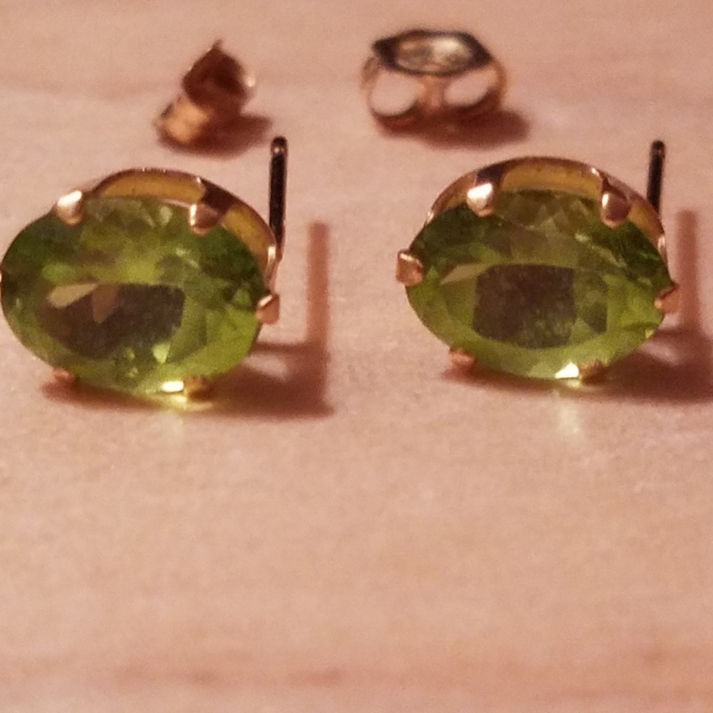 14k peridot stud earrings